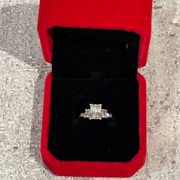 14k White Gold Ring with Emerald cut Diamonds - Picture 2 of 9